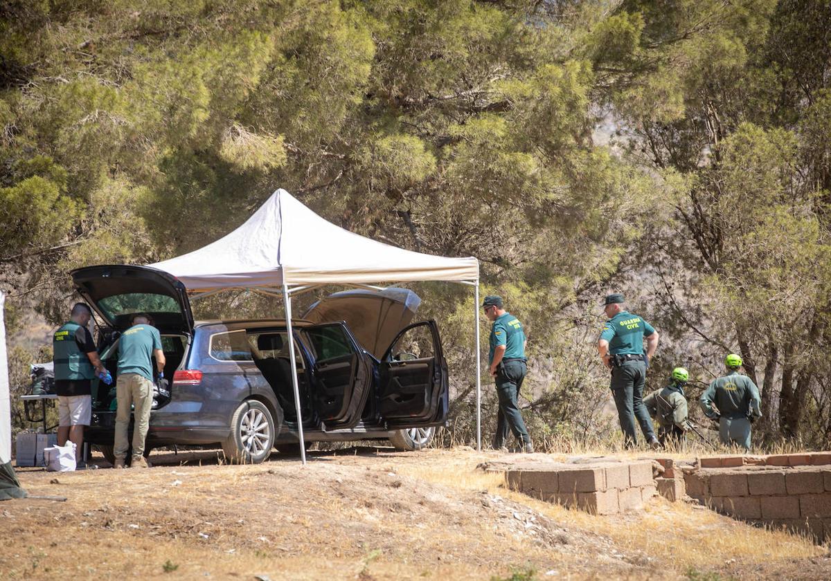 Imagen de la inspección ocular de la Guardia Civil en uno de los vehículos que se quedaron en el paraje de Órgiva tras el tiroteo.