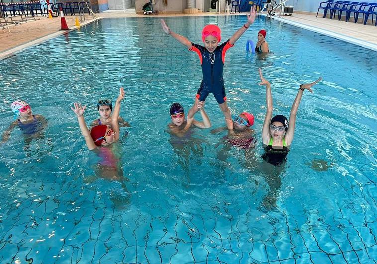 La natación artística se lanza a la piscina en Berja