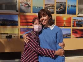 Luisa posa con su madre, que estuvo a su lado el día de la exposición en el jardín de la residencia.