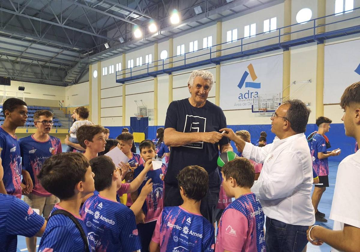 Fernando Romay firmó cientos de autógrafos durante el encuentro entre Leyendas del Real Madrid y CD Baloncesto Adra.