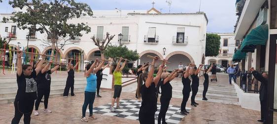 Dalías rinde culto al taichí con una demostración a pie de calle