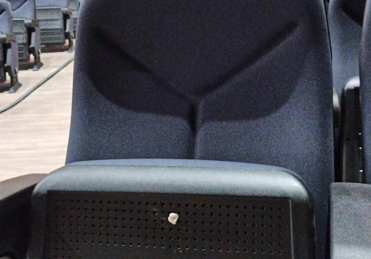 Aparece un chicle bajo el asiento del recién estrenado patio de butacas