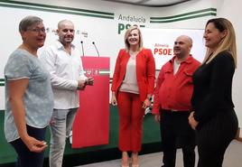 Teresa Piqueras, con miembros de su candidatura, ayer.