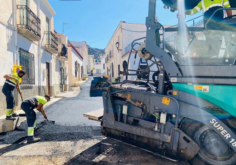 Dalías asfalta una de sus arterias principales, el Camino del Peregrino
