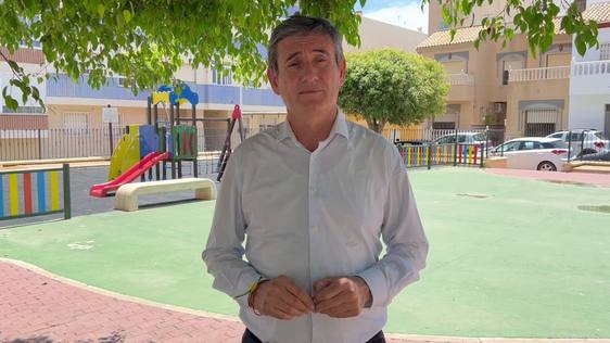 Cortés promete renovar el parque infantil de la plaza Ibiza y su entorno
