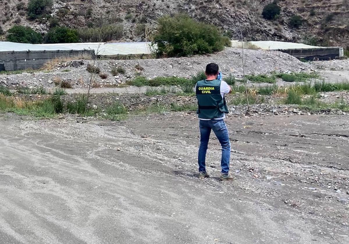 Un investigador de la Guardia Civil recoge pistas en el lugar de los hechos.