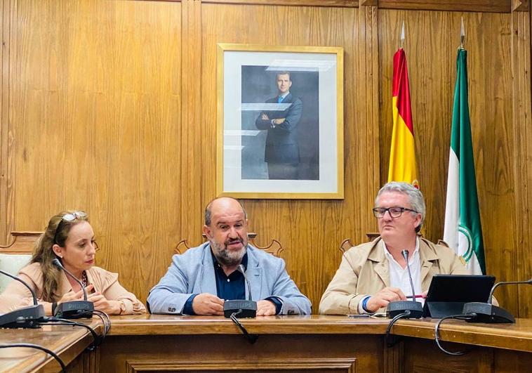 El delegado de Salud atiende a los vecinos de Dalías y garantiza la asistencia a niños y adultos