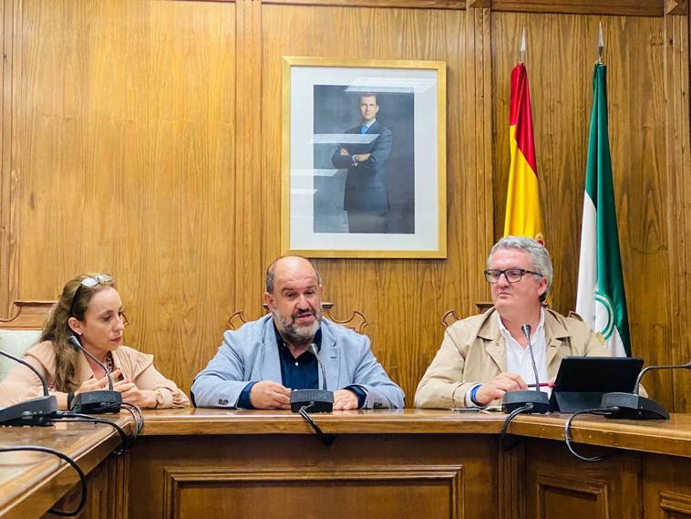 El delegado de Salud atiende a los vecinos de Dalías y garantiza la asistencia a niños y adultos