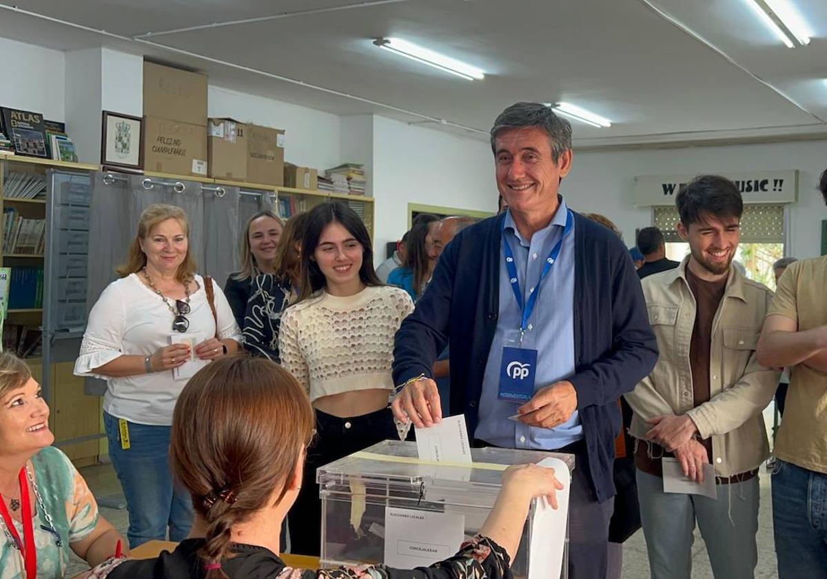 Manuel Cortés logra mayoría absoluta con casi el 80 por ciento del voto escrutado