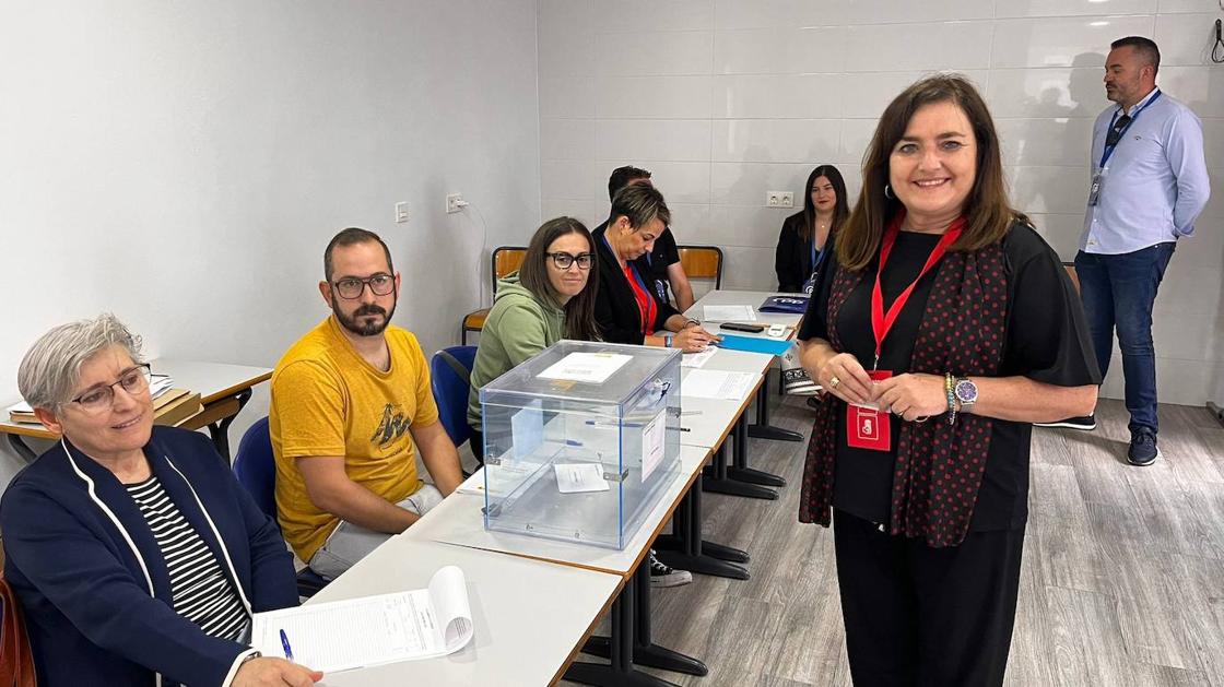 Los candidatos a alcaldía votan