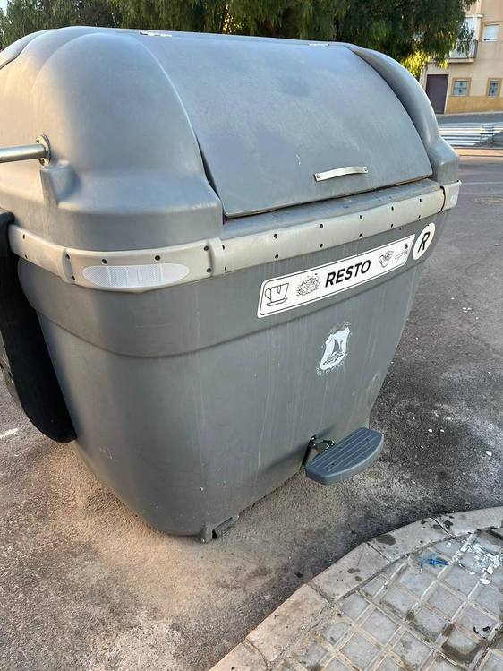 Contenedores nuevos con pedal para todo el pueblo