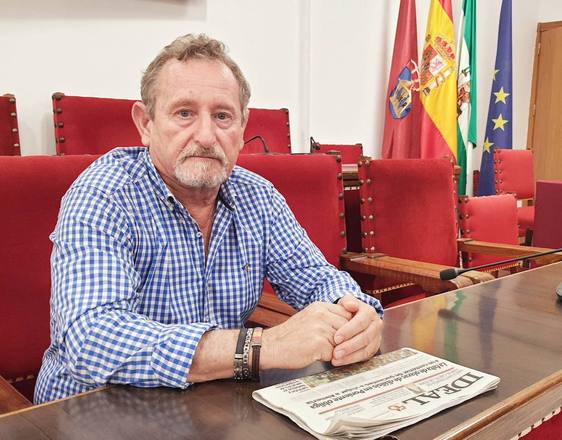 «El político de pueblo es un político de calle»