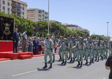 Imagen secundaria 1 - Los ciudadanos de Adra muestran su fidelidad y lealtad a España en la jura de bandera