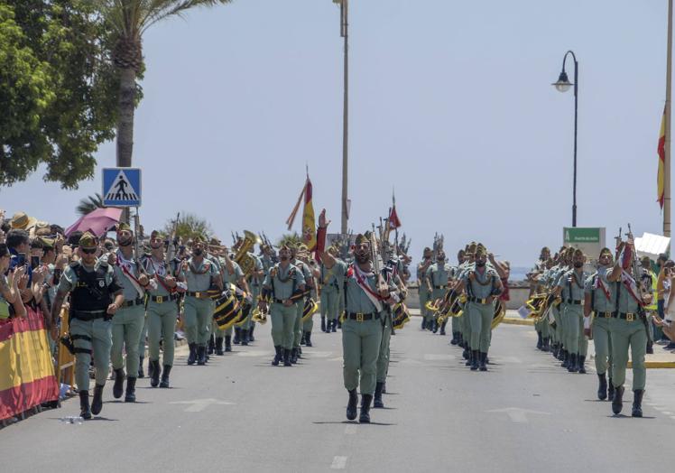Imagen principal - Los ciudadanos de Adra muestran su fidelidad y lealtad a España en la jura de bandera