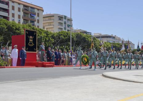 Imagen secundaria 1 - Los ciudadanos de Adra muestran su fidelidad y lealtad a España en la jura de bandera
