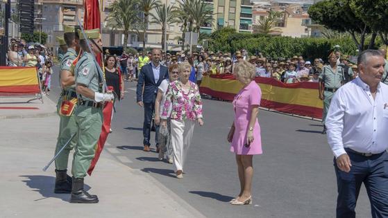 Los ciudadanos de Adra muestran su fidelidad y lealtad a España en la jura de bandera