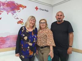 Manuel y Tuulikki, con la mediadora de Cruz Roja en el centro.