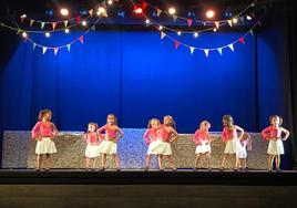 Más de 160 alumnos de Adra Baila y Cuban Rocks llenan el Centro Cultural con su espectáculo 'Un baile en la plaza'