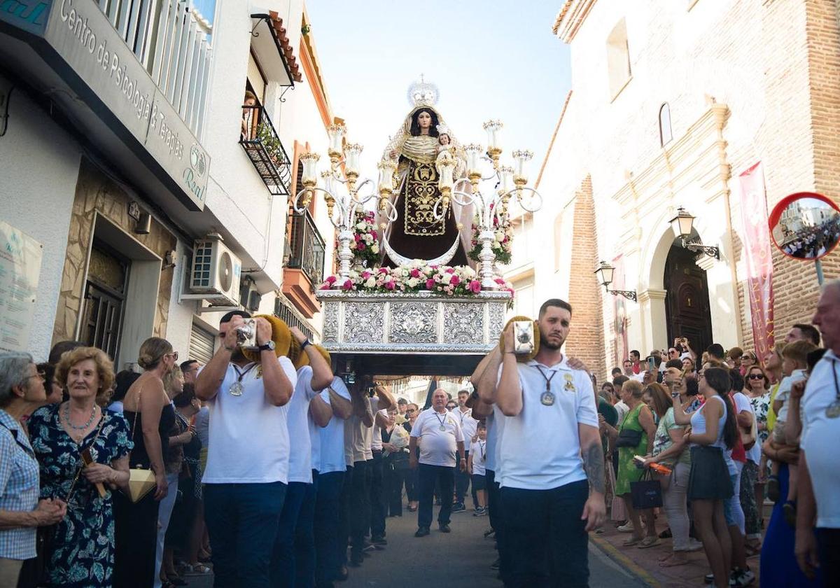 La Virgen del Carmen se asoma a la bahía abderitana