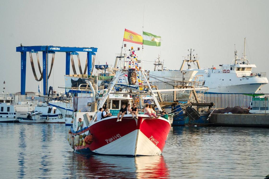 La Virgen del Carmen se asoma a la bahía abderitana