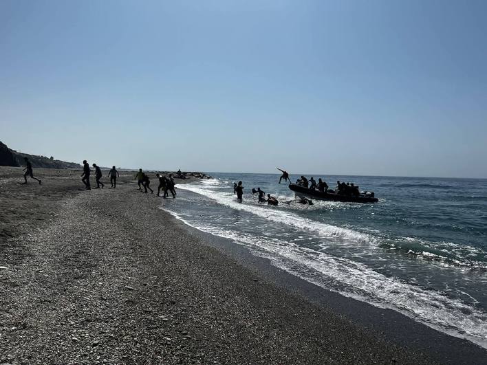 Llegada de la embarcación a la playa abderitana de Guainos.