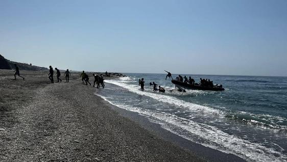Llega una patera con 35 personas a una playa de Adra