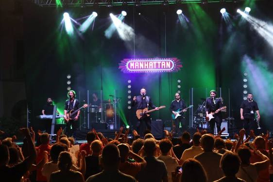 Café Quijano pasea con su 'Lola' por la Plaza Porticada