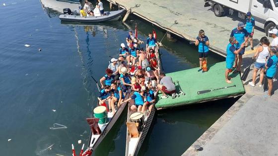 El 'dragon boat' llega al Club Náutico de Adra