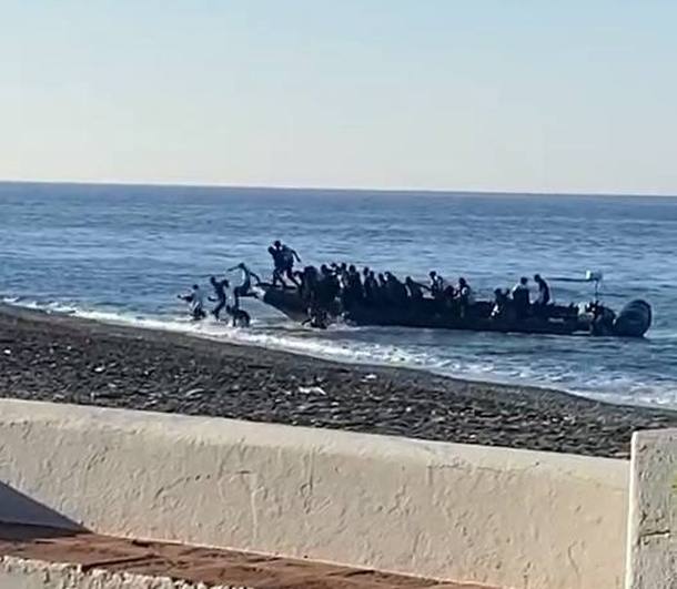 Vecinos de Adra piden más control sobre las pateras: «Vienen en lanchas rápidas y en tres horas están aquí»