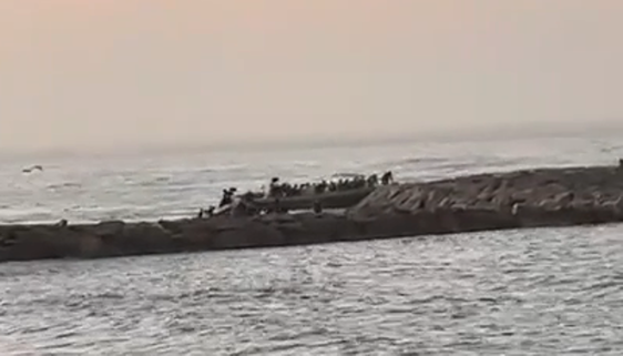 Localizan una patera en la playa del Censo de Adra