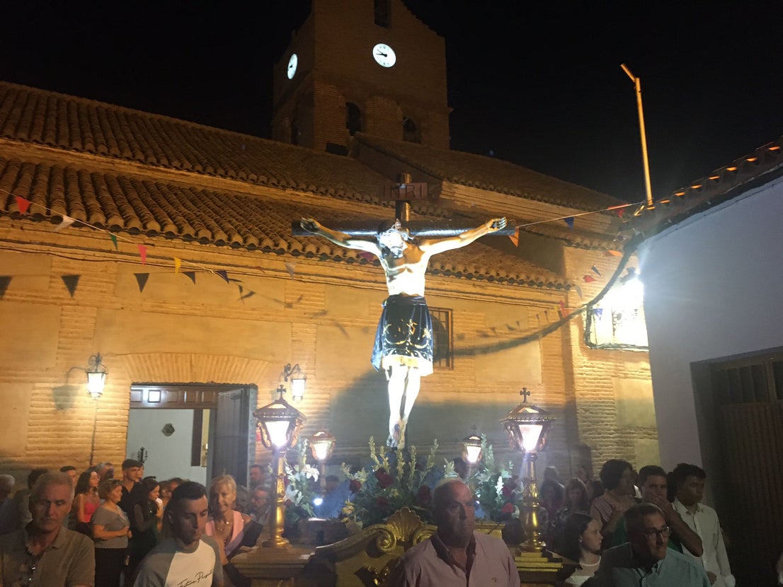Fuente Victoria saca su fe en procesión