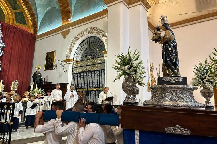 La patrona ya está en la parroquia de Adra