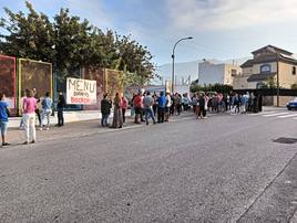 Concentración de padres hoy, a las puertas del colegio San Tesifón de Berja.