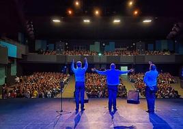El Comandante Lara y su nuevo espectáculo arrasan en el Centro Cultural de Adra con todas las localidades vendidas
