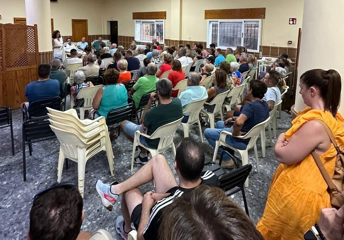 Afectados por el deslinde de Costas piden al alcalde que agilice la defensa de sus casas