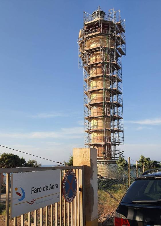 El Faro de Adra lima sus fisuras y recupera su color original