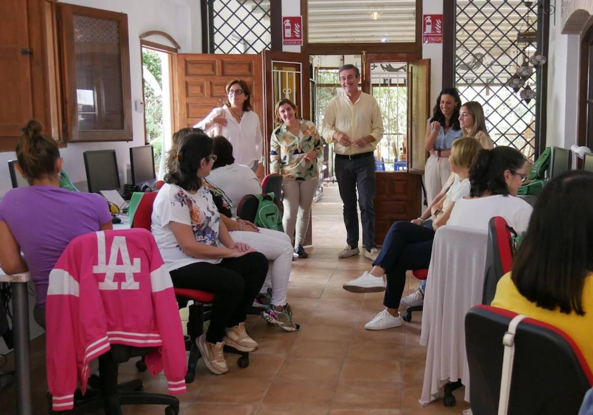 Mujeres de Adra se preparan para dar el salto al mundo digital