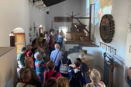 Turistas, en el Centro de Interpretación de la Agricultura