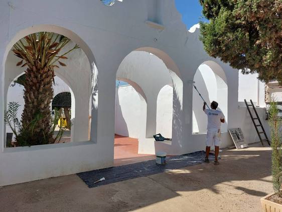 El Cementerio de Adra se prepara para el Día de Todos los Santos