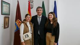 El alcalde felicita a las Medalla de Oro y Bronce del AndalucíaSkills