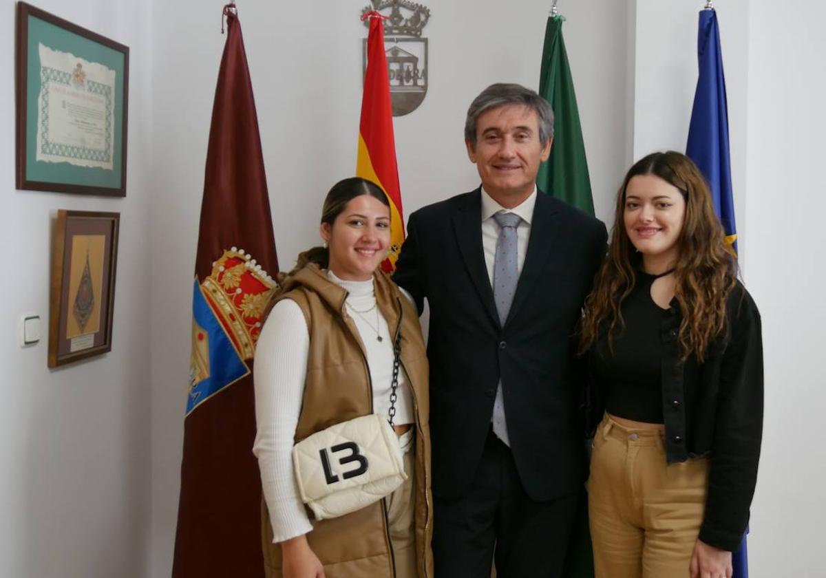 El alcalde felicita a las Medalla de Oro y Bronce del AndalucíaSkills