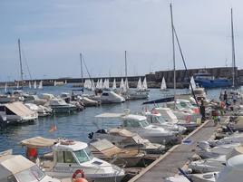 El Club Náutico organiza un concurso de pesca de calamar