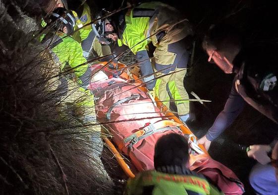 Rescate del parapentista herido en Adra.