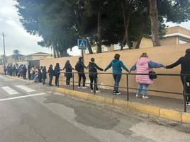 Padres de alumnos del Mare Nostrum rodean el centro en apoyo a los PTIS