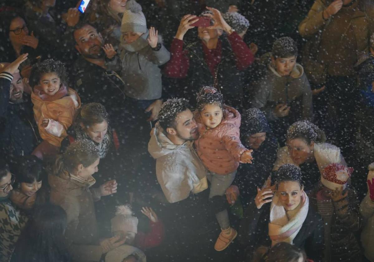 La magia de la Navidad llega a Adra en forma de nieve