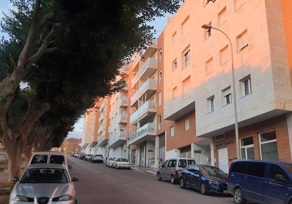 Los vecinos de la calle Portón, hartos: «Se va la luz y nos quedamos sin agua»