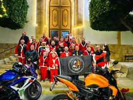Papá Noel recorre Dalías en motocicleta