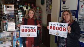 Alejandra y Marisol, de la administración de lotería de Puente del Río.