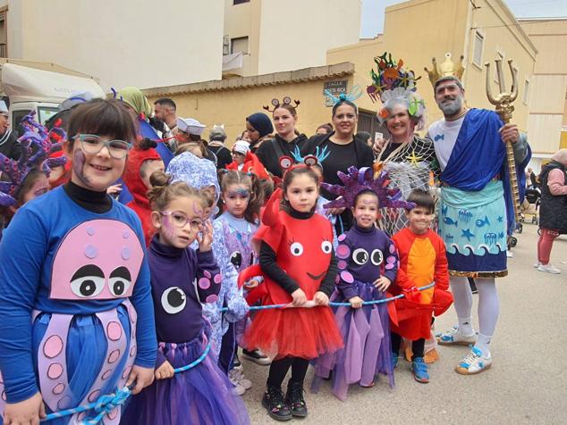 Fotos: Más de 2.000 niños toman las calles de Adra para disfrutar del Carnaval