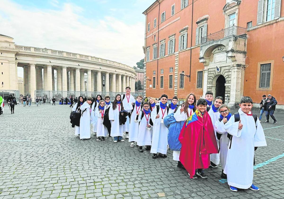 El papa Francisco bendice las voces del coro Pedro Mena